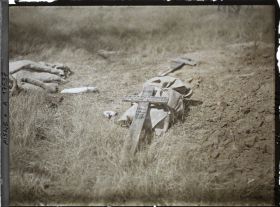 Image représentant France, Craonelle, Le Corps du poilu avec sa Croix