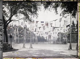 Image représentant L'avenue Alexandre-III, actuelle avenue Winston-Chrurchill, décorée de drapeaux pour les fêtes de la Victoire des 13 et 14 juillet, vue de l'actuelle place Clémenceau