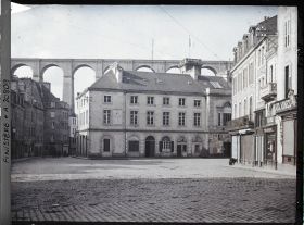 Image représentant Place Emile-Souvestre, l'arrière de l'hôtel-de-ville et le viaduc