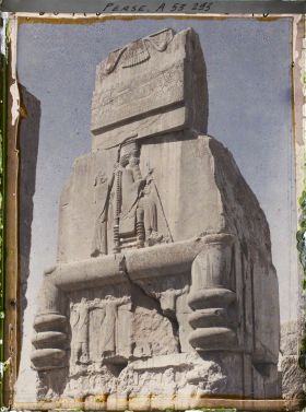 Image représentant Dans l'embrasure de la porte orientale du Tripylon, bas-relief représentant le roi Darius sur son trône sous le symbole ailé d'Ahura Mazda, soutenu par les 28 nations vassales