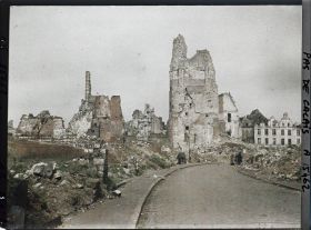 Image représentant France, Arras, La Rue St Géry et, au fond l'Hotel de Ville