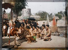 Image représentant Des lutteurs saluant le génie du village avant le combat