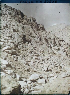 Image représentant Le site des inscriptions antiques Ganj-Nameh (le livre du trésor), sur les flancs du Kuh-e Alvand