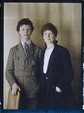 Image représentant https://musee-albert-kahn.s-museum.fr/home/NWQ2OTAwYzNmYjZlZTk1ZWQwODJmMjY4L2dlbmVyaWMtbm90aWNlLXRhYi9hdXRob3JpdHkvNjE3YTc5ZjVjZjhiODk2OGIzMzM3ZDIx/5d6900c3fb6ee95ed082f268/generic-notice-tab/authority/617a79ebcf8b8968b3336aff Madame Lily Cornelissen et  https://musee-albert-kahn.s-museum.fr/home/NWQ2OTAwYzNmYjZlZTk1ZWQwODJmMjY4L2dlbmVyaWMtbm90aWNlLXRhYi9hdXRob3JpdHkvNjE3YTc5ZjVjZjhiODk2OGIzMzM3ZDIx/5d6900c3fb6ee95ed082f268/generic-notice-tab/authority/617a79ebcf8b8968b3336b00 son fils Freddy