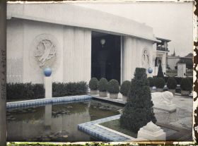 Image représentant L'Exposition des arts décoratifs, Jardin Manufacture de Sèvres, composé par Henri Rapin, sur le mur l'Air et la terre de Max Blondat