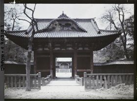 Image représentant Shiba-koen (parc de Shiba) : première porte de l'entrée d'un mausolée Tokugawa
