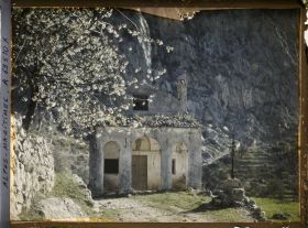 Image représentant La chapelle Saint-Lazare nichée sur le chemin du doyen Pierre Rochard