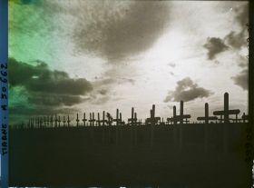 Image représentant France, Souain, Cimetière Français Contre jour sur les Tombes