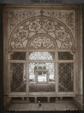 Image représentant Ecran de marbre ajouré (jali), surmonté d'un panneau d'albâtre orné de la balance de la justice (Mizan-i-Insaf) dans le fort Rouge (Lal Qila)