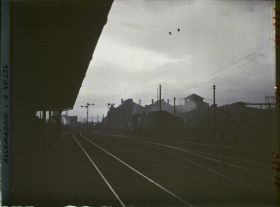 Image représentant Prusse, Düren, Gare de Düren, locomotives, (Ciel, le soir)