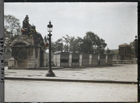 Image représentant Baraques de souscription à côté de la statue de Strasbourg, place de la Concorde