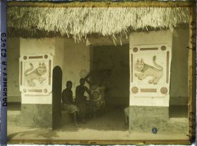 Image représentant Entrée principale (honuwa) du palais de  null Glélé