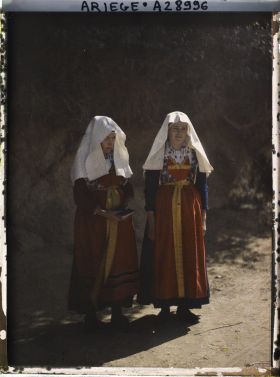 Image représentant Groupe de deux Bethmalaise au sortir de l'église