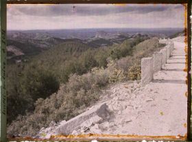 Image représentant La route avec à l'arrière-plan le versant nord des Alpilles?