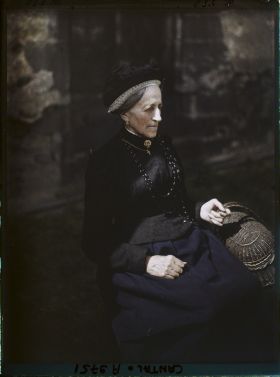 Image représentant Mademoiselle MAria Bérand, assise avec son panier