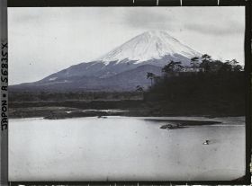 Image représentant Le Mont Fuji (Fuji-san) vu du lac Shôji (Shôji-ko)