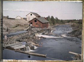 Image représentant Une scierie hydraulique au bord du RyssÅn depuis le pont de pierre du village