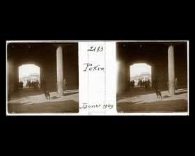 Image représentant Des piétons et des voitures attelées franchissent le passage sud de Donganmen ("porte de la Paix de l'Est"), la porte orientale de la ville impériale