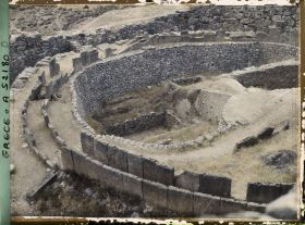 Image représentant Sur l'Acropole à l'ouest, le "Cercle des tombes", cimetière royal