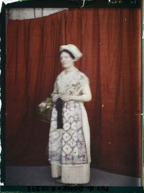 Image représentant France, Près d'Issoire, Costume auvergnat de 1750, région d'Issoire, Mme Chardon (Debout)