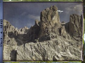 Image représentant La chaine de la Sella (Groupo di Sella ou Sellagruppe) depuis le col du Grödner (Grödner Joch ou passo Gardena)