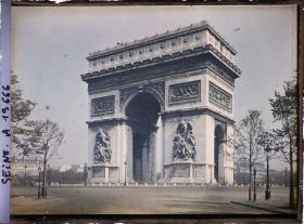 Image représentant L'arc de Triomphe place de l'Etoile vu de l'avenue Foch