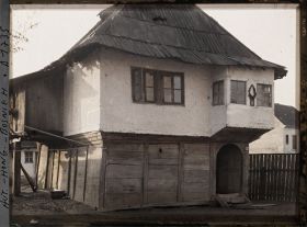 Image représentant Vieille maison avec grenier de bois au-dessous de l'étage habité