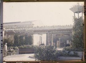 Image représentant L'Exposition des arts décoratifs, Jardin de Jacques Greber, esplanade des Invalides, proche du patio des artistes décorateurs et de la galerie de la section française