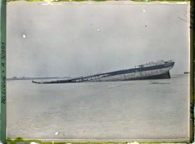 Image représentant Belgique, Zeebrugge, Epave et entrée du môle vers le phare