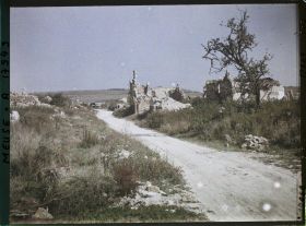 Image représentant France, Les Eparges, La rue principale et l'Eglise