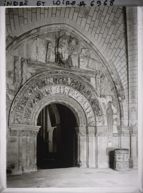 Image représentant Vue du narthex et du portail de la collégiale Saint-Ours
