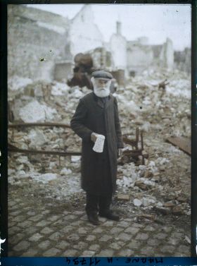 Image représentant France, Reims, Un vieux Rémois va chercher du lait