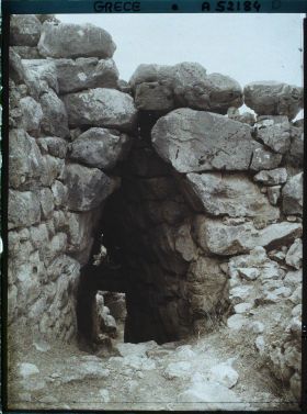 Image représentant Sur l'Acropole, la porte nord de l'enceinte