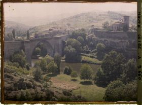 Image représentant Le pont sur l'Allier et le village vu depuis la route, de l'aval vers l'amont