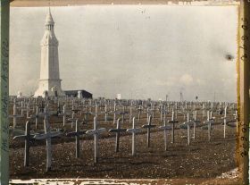 Image représentant France, N.D de Lorette, Le Cimetière et le Monumt aux morts autre aspect