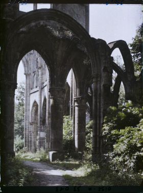 Image représentant France, Ourscamp, Ruines de l'Abbaye d'Ourscamps :  Effet de lumière sur les ruines de l'Abside