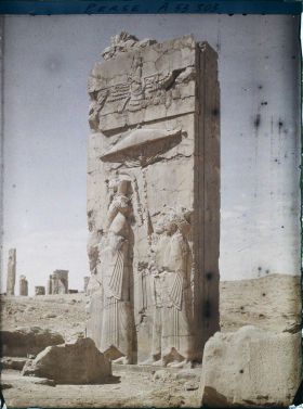 Image représentant Bas-relief du Hadish (palais de Xerxès) montrant le roi Xerxès Ier accompagné de serviteurs l'abritant sous une ombrelle