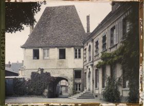 Image représentant L'Hôtel de Ville vu des jardins