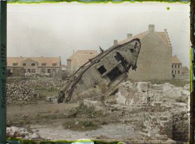 Image représentant Belgique, Langemarck, Constructions neuves et un tank enlisé