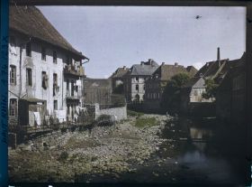 Image représentant Vue des bords de la Doller vers l'aval, au fond la mairie et le pont