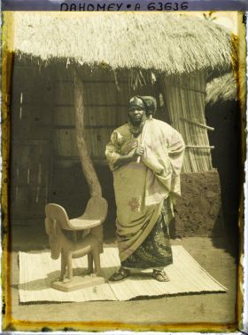 Image représentant Portrait du chef  https://musee-albert-kahn.s-museum.fr/home/NWQ2OTAwYzNmYjZlZTk1ZWQwODJmMjY4L2dlbmVyaWMtbm90aWNlLXRhYi9hdXRob3JpdHkvNjE3YTc5ZjVjZjhiODk2OGIzMzM3ZDIx/5d6900c3fb6ee95ed082f268/generic-notice-tab/authority/617a79eacf8b8968b3336557 Justin Aho , neveu de Béhanzin