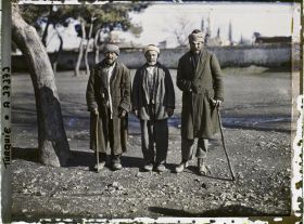 Image représentant Trois hommes (turcs), l'un blessé au front