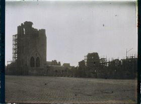 Image représentant Belgique, Ypres, Contre jour sur les ruines des Halles