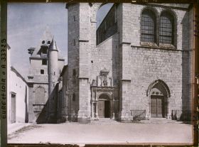Image représentant La tourelle et la façade occidentale de l'église Saint-Aignan