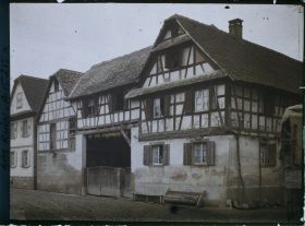 Image représentant France Alsace, Strasbourg, Enzheim : Une Maison à 2 ailes, avec un Corps Central