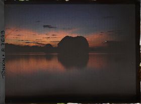 Image représentant Un lever de soleil sur les rochers du " Groupe de l'Union "