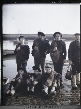 Image représentant M. Masson fils et son équipage sur la cale au départ pour la pêche