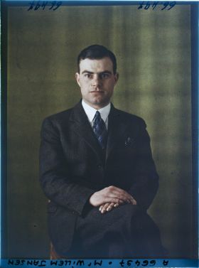 Image représentant Monsieur  https://musee-albert-kahn.s-museum.fr/home/NWQ2OTAwYzNmYjZlZTk1ZWQwODJmMjY4L2dlbmVyaWMtbm90aWNlLXRhYi9hdXRob3JpdHkvNjE3YTc5ZjVjZjhiODk2OGIzMzM3ZDIx/5d6900c3fb6ee95ed082f268/generic-notice-tab/authority/617a79ebcf8b8968b3337c1b Willem Jansen