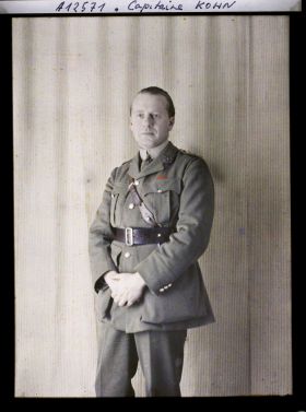 Image représentant Le capitaine  https://musee-albert-kahn.s-museum.fr/home/NWQ2OTAwYzNmYjZlZTk1ZWQwODJmMjY4L2dlbmVyaWMtbm90aWNlLXRhYi9hdXRob3JpdHkvNjE3YTc5ZjVjZjhiODk2OGIzMzM3ZDIx/5d6900c3fb6ee95ed082f268/generic-notice-tab/authority/617a79ebcf8b8968b3337086 Kohn