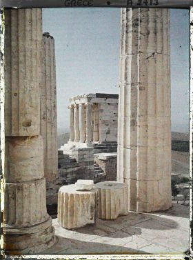 Image représentant Sur l'Acropole, quelques colonnes de propylées de Mnesicles et derrière elles, le Temple d'Athéna Nike